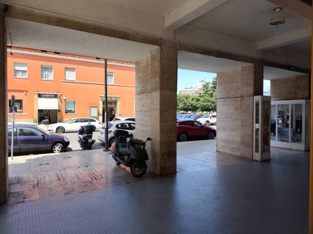 Locale Commerciale in affitto a Latina, Lazio