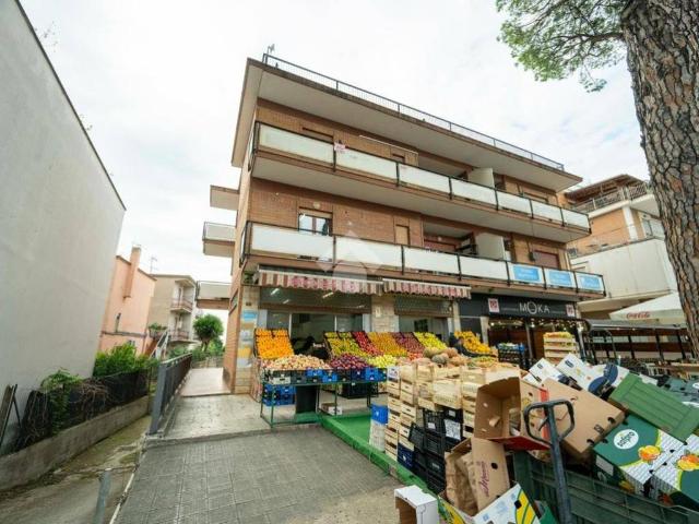 Locale Commerciale in affitto a Latina, Lazio