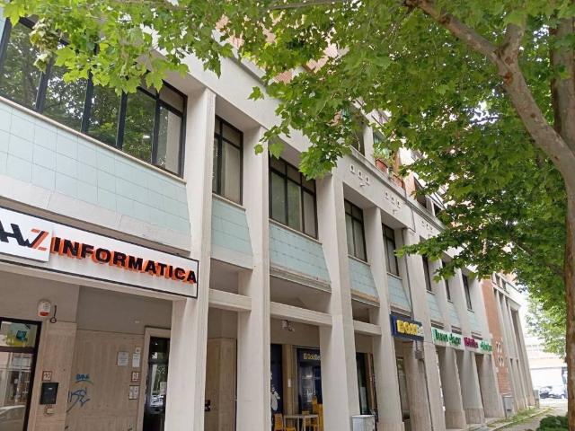 Locale Commerciale in affitto a Goretti, Latina