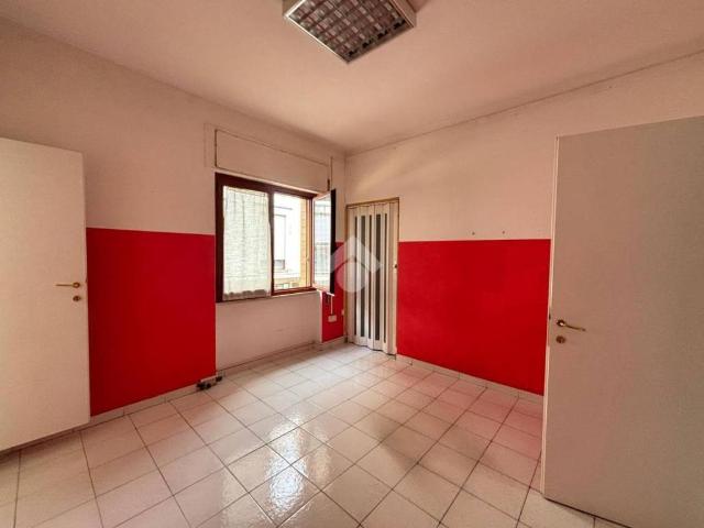 Locale Commerciale in affitto a Latina, Lazio