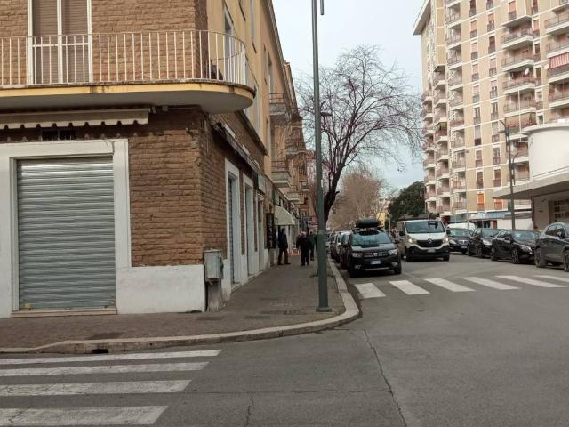Locale Commerciale in affitto a Nicolosi, Latina