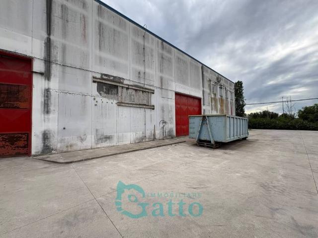 Locale Commerciale in affitto a Latina, Lazio