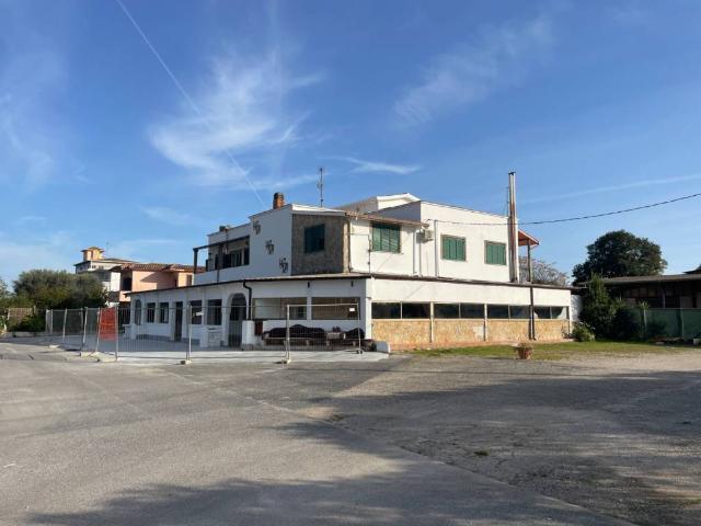 Locale Commerciale in affitto a Latina, Lazio