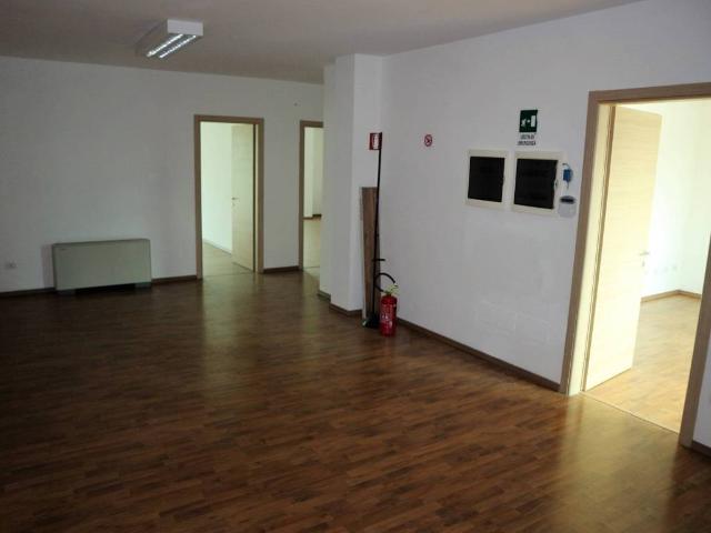 Locale Commerciale in affitto a Goretti, Latina