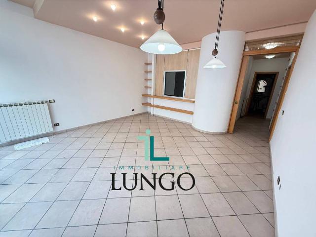 Locale Commerciale in affitto a Latina, Lazio