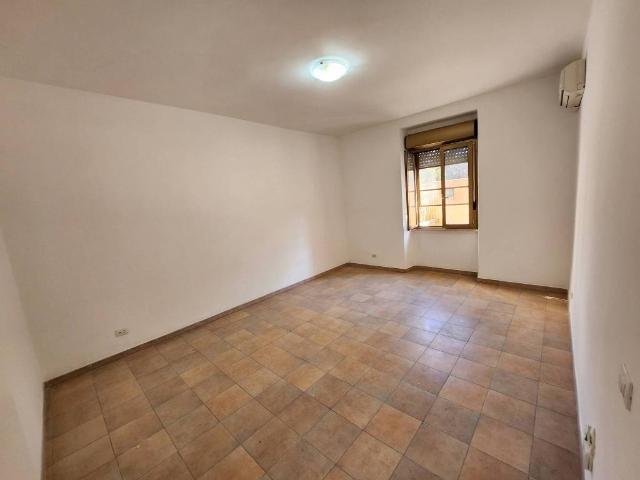 Locale Commerciale in affitto a Frezzotti, Latina