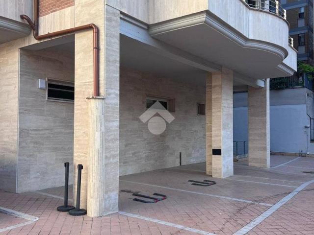 Locale Commerciale in affitto a Nicolosi, Latina