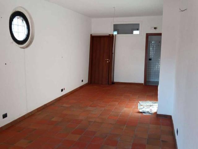 Locale Commerciale in affitto a Latina, Lazio
