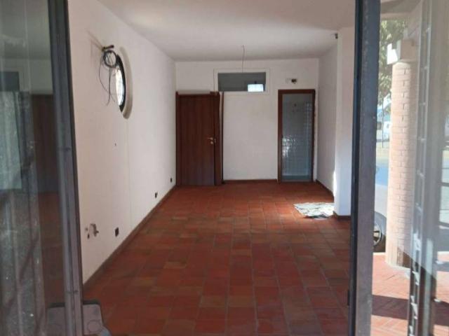 Locale Commerciale in affitto a Latina, Lazio