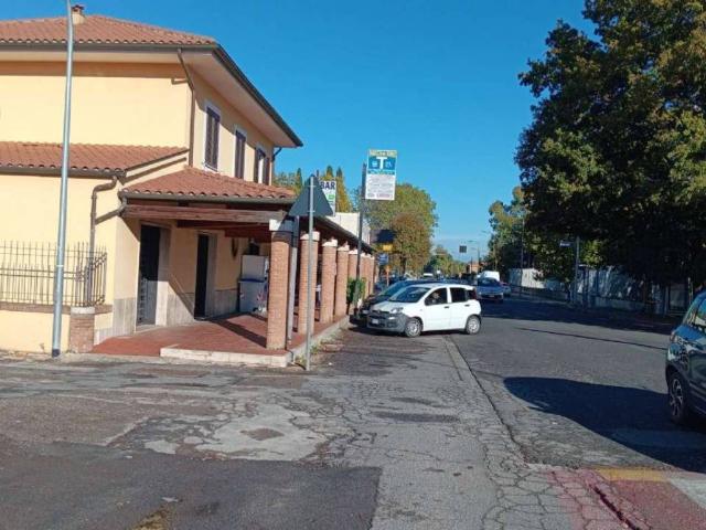 Locale Commerciale in affitto a Latina, Lazio