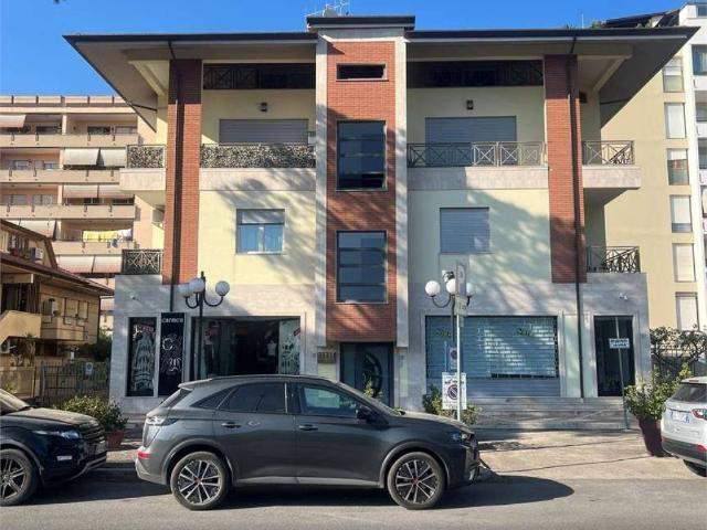 Locale Commerciale in affitto a Piccarello, Latina