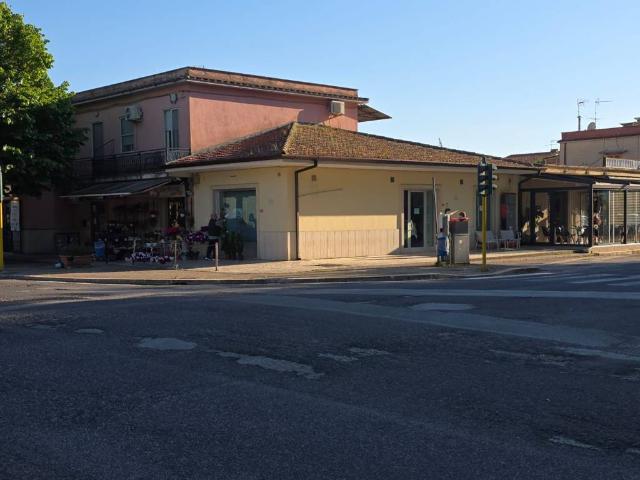 Locale Commerciale in affitto a Latina, Lazio