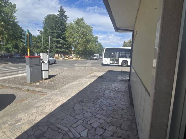 Locale Commerciale in affitto a Latina, Lazio