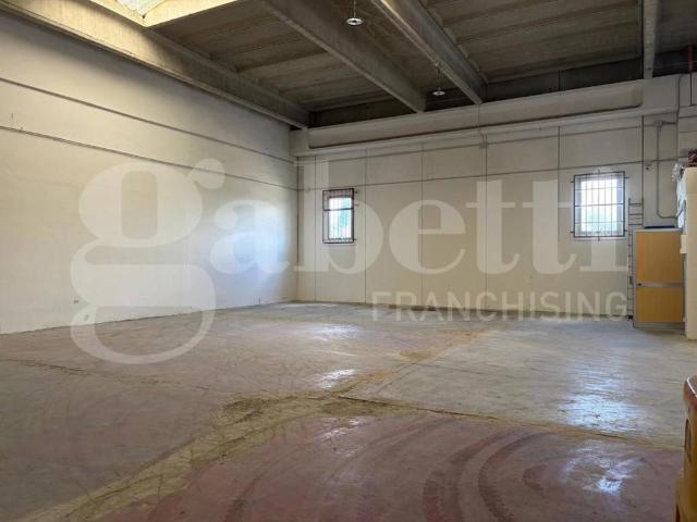 Locale Commerciale in affitto a Piccarello, Latina