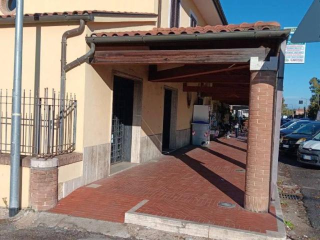 Locale Commerciale in affitto a Latina, Lazio