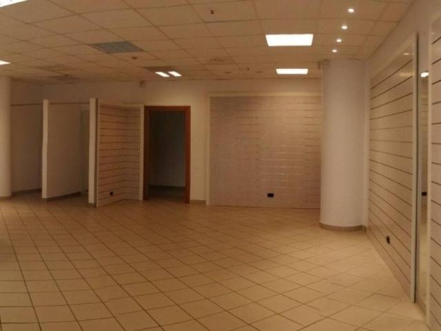 Locale Commerciale in affitto a Quartiere Italia, Latina