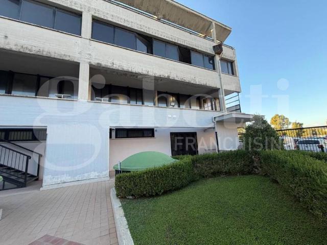 Locale Commerciale in affitto a Quartiere Italia, Latina