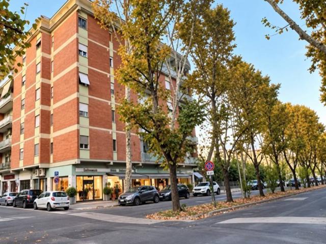 Locale Commerciale in affitto a E.U.R., Roma