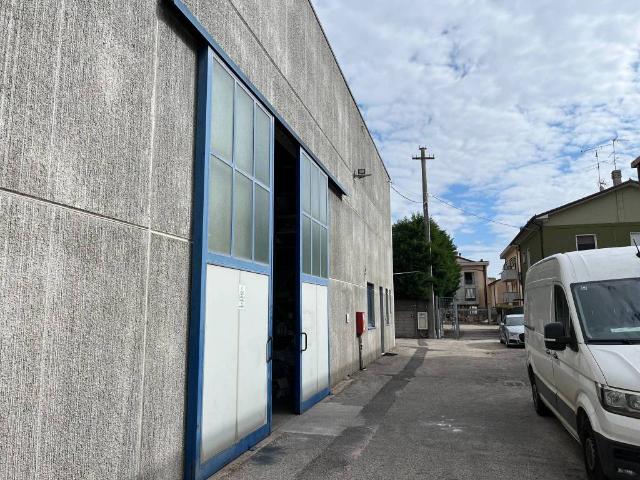 Locale Commerciale in affitto a Lavagno, Vago