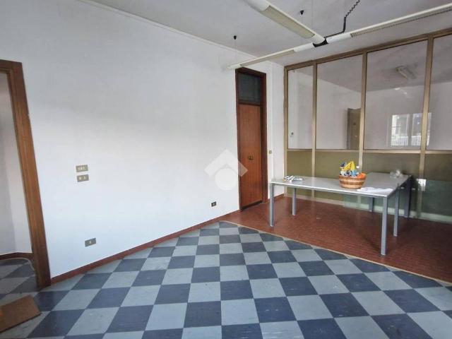 Locale Commerciale in affitto a Lavagno, Vago