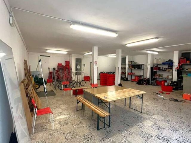 Locale Commerciale in affitto a Lavagno, Vago