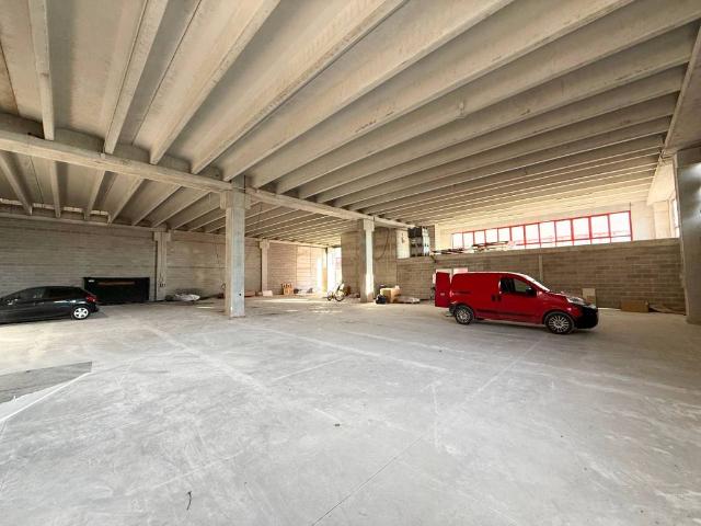 Locale Commerciale in affitto a Lavagno, Vago