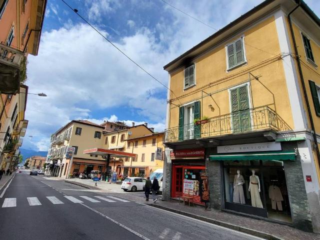 Locale Commerciale in affitto a Comunità Montana Valli del Verbano, Laveno Mombello
