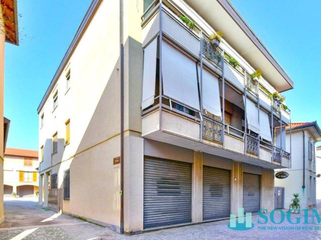 Locale Commerciale in affitto a Lazzate, Lombardia