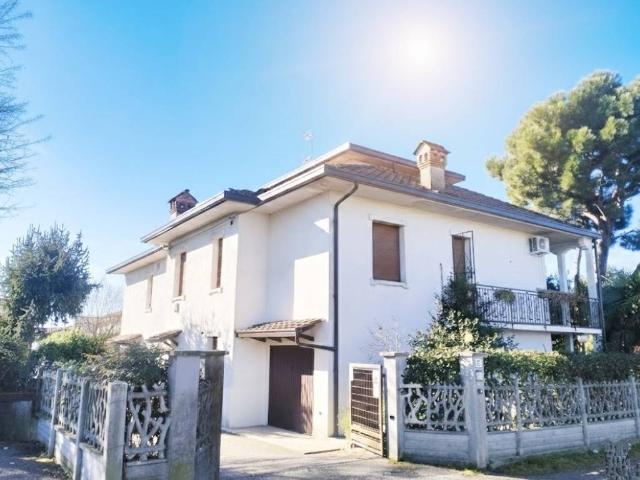 Locale Commerciale in affitto a Lazzate, Lombardia