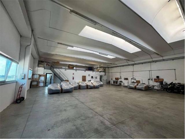 Locale Commerciale in affitto a Lazzate, Lombardia