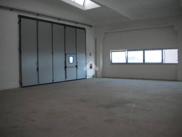 Locale Commerciale in affitto a Lazzate, Lombardia