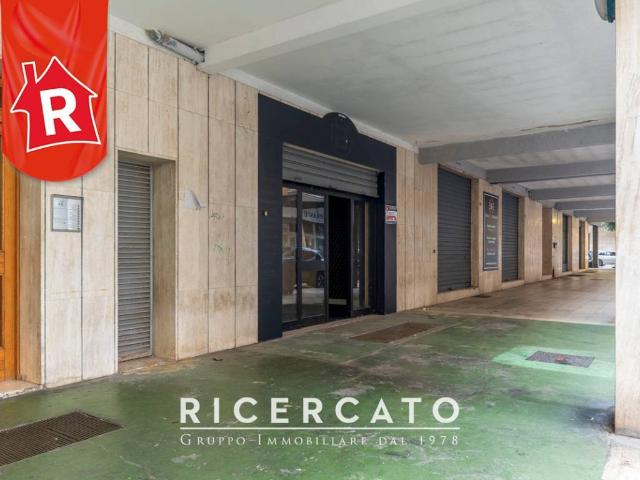 Locale Commerciale in affitto a Puglia, Lecce