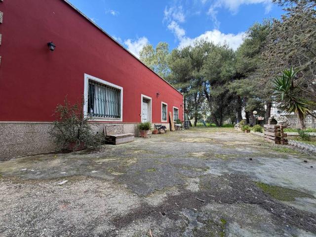 Locale Commerciale in affitto a Puglia, Lecce