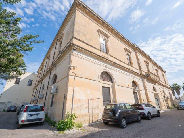Locale Commerciale in affitto a Puglia, Lecce