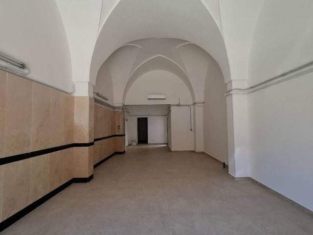 Locale Commerciale in affitto a Puglia, Lecce