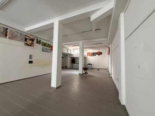 Locale Commerciale in affitto a Puglia, Lecce