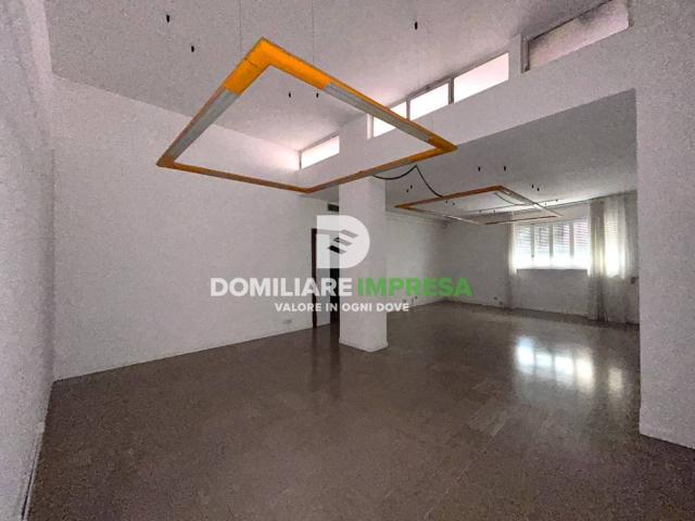 Locale Commerciale in affitto a Puglia, Lecce