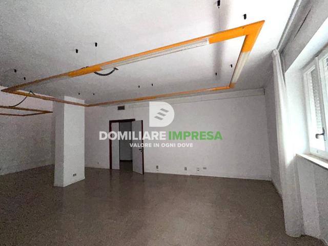 Locale Commerciale in affitto a Puglia, Lecce