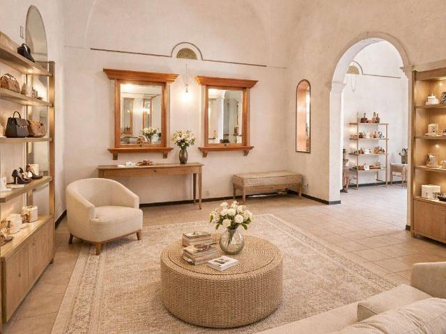 Locale Commerciale in affitto a Puglia, Lecce