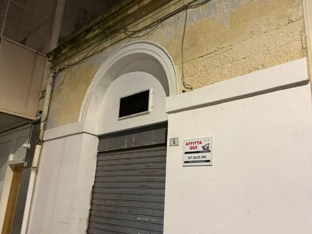 Locale Commerciale in affitto a Puglia, Lecce