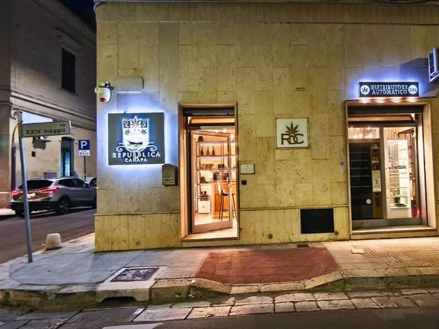 Locale Commerciale in affitto a Puglia, Lecce