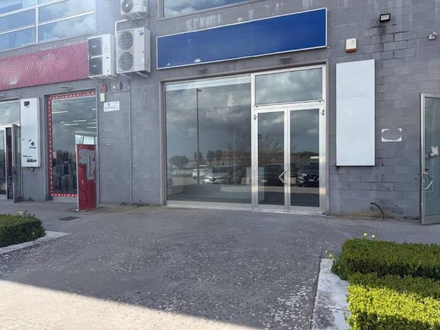Locale Commerciale in affitto a Puglia, Lecce
