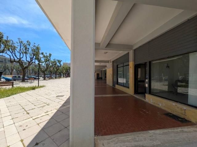 Locale Commerciale in affitto a Puglia, Lecce