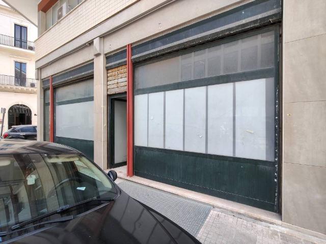 Locale Commerciale in affitto a Puglia, Lecce