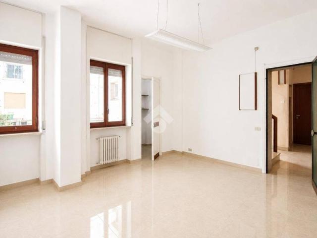 Locale Commerciale in affitto a Puglia, Lecce