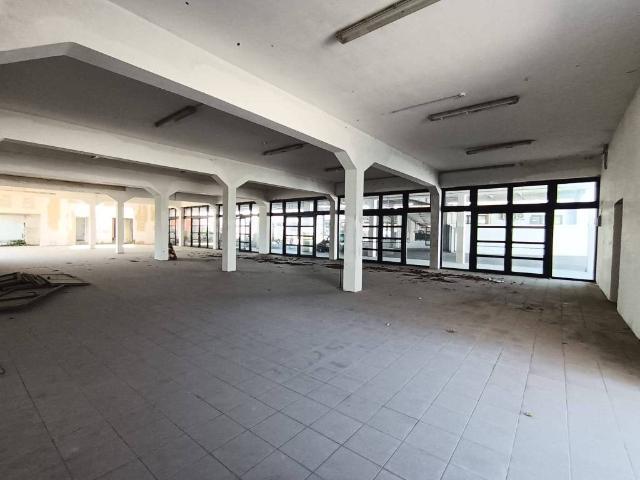 Locale Commerciale in affitto a Puglia, Lecce