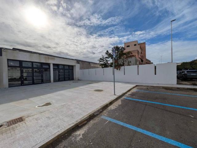 Locale Commerciale in affitto a Puglia, Lecce