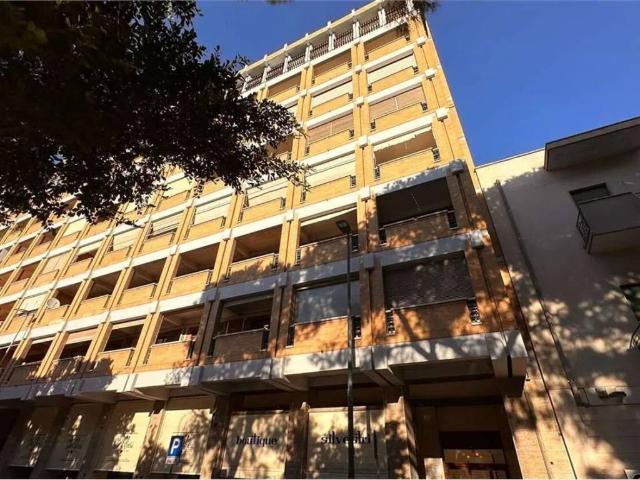 Locale Commerciale in affitto a Puglia, Lecce