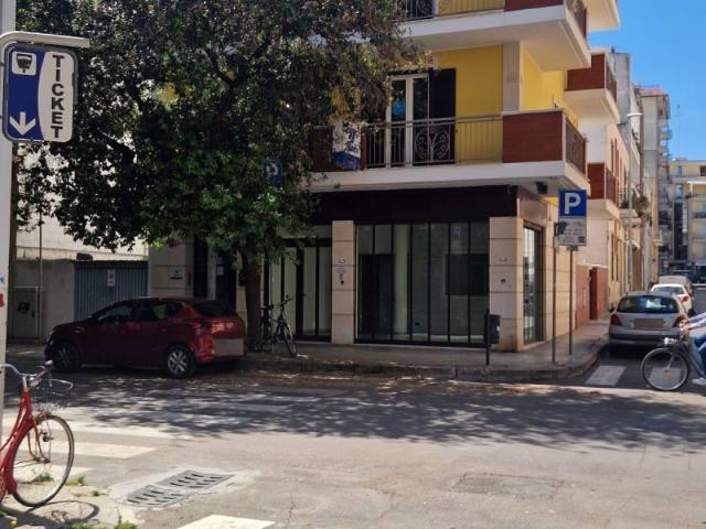 Locale Commerciale in affitto a Puglia, Lecce