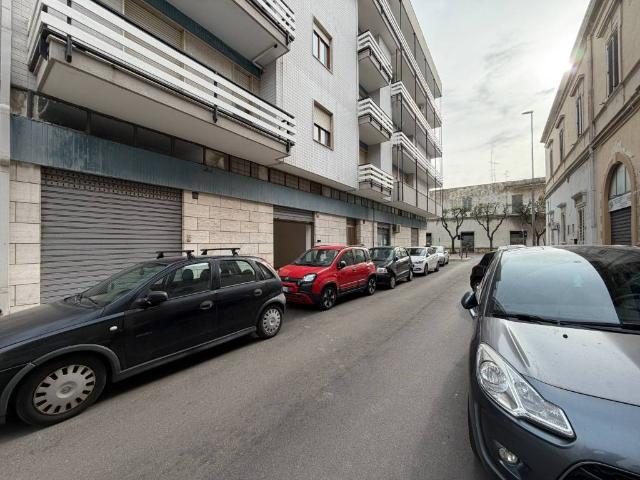 Locale Commerciale in affitto a Puglia, Lecce